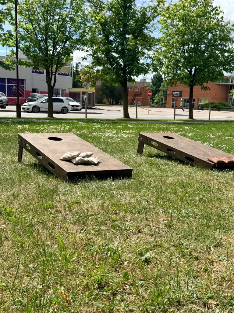 Kukurūzų futbolo lentos ir maišeliai parke