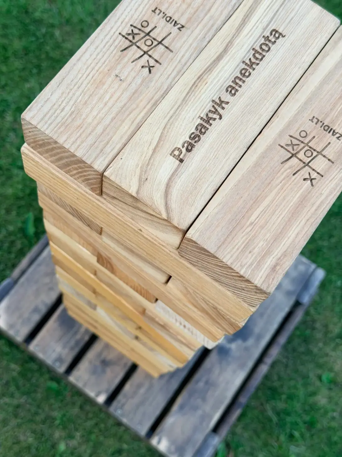 Medinės jangos bokštas iš arti su zaidi.lt logotipu ant kaladėlių