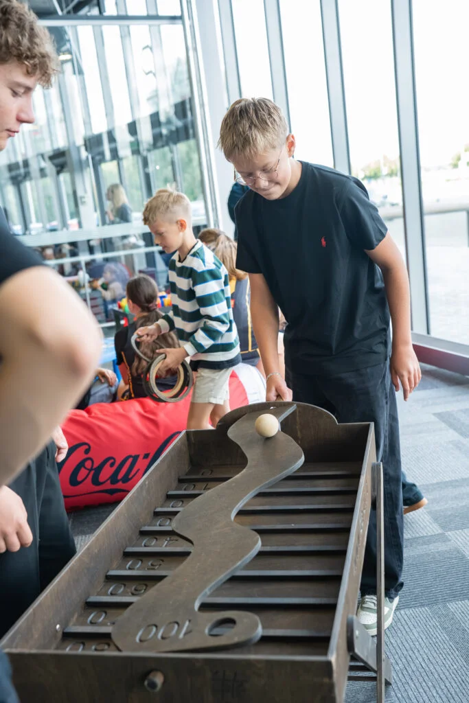 Berniukas žaidžia ZigZag: kamuoliukas rieda vingiuota trasa