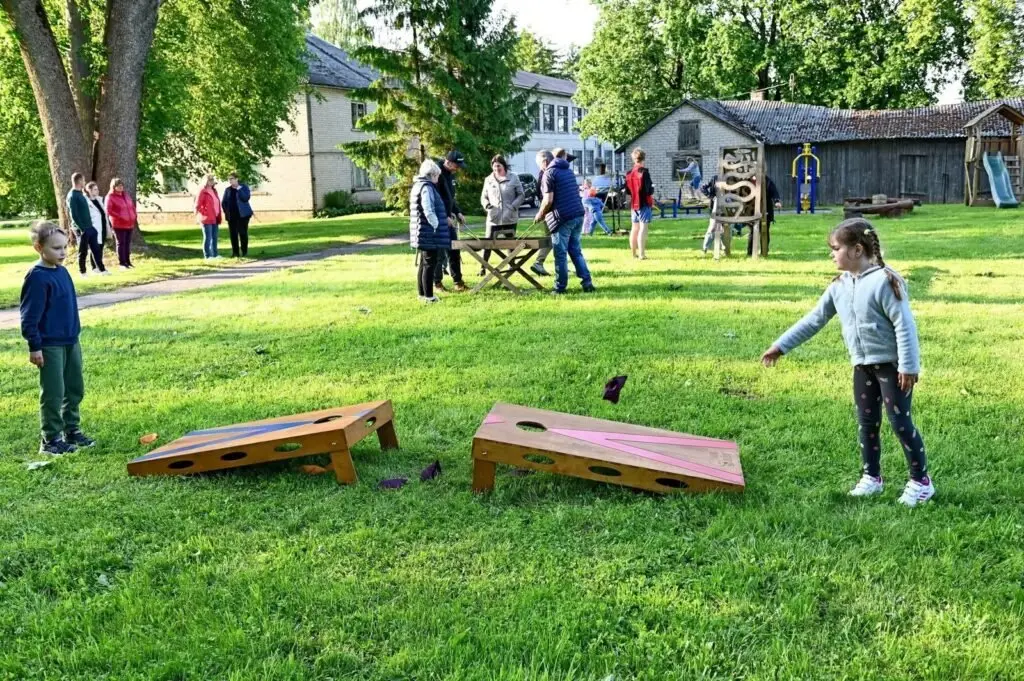Svečiai žaidžia kukurūzų futbolą šventėje